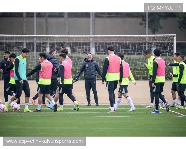 职业俱乐部是否为球员提供系统的职业规划指导，职业俱乐部足球