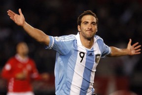 开云官方网页登录-曼联在某些比赛中的进攻数据显现不稳定性，曼联进攻战术